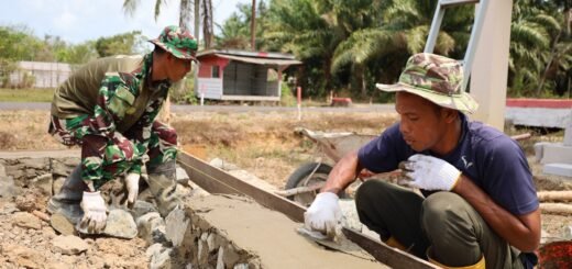 Sertu Edi Nurhadi Tunjukkan Kemampuan Bertukang dalam Program TMMD Tanah Laut