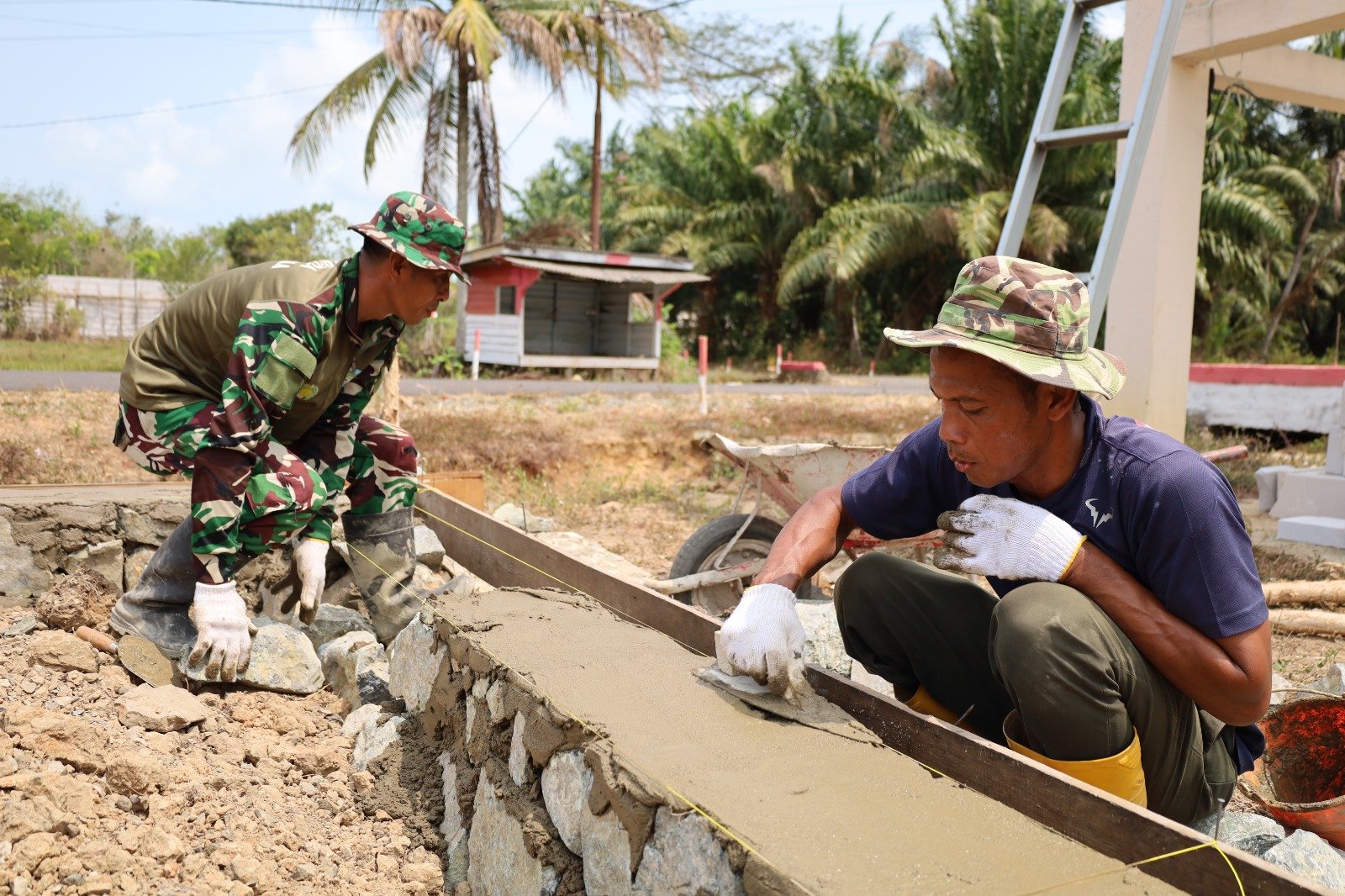 Sertu Edi Nurhadi Tunjukkan Kemampuan Bertukang dalam Program TMMD Tanah Laut