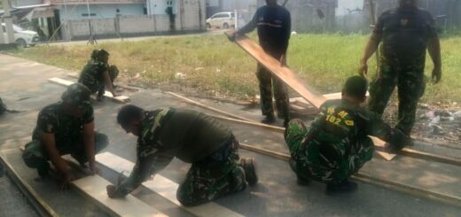 Proses Pembuatan Bekisting oleh Satgas TMMD ke-130 Perkuat Infrastruktur Desaku