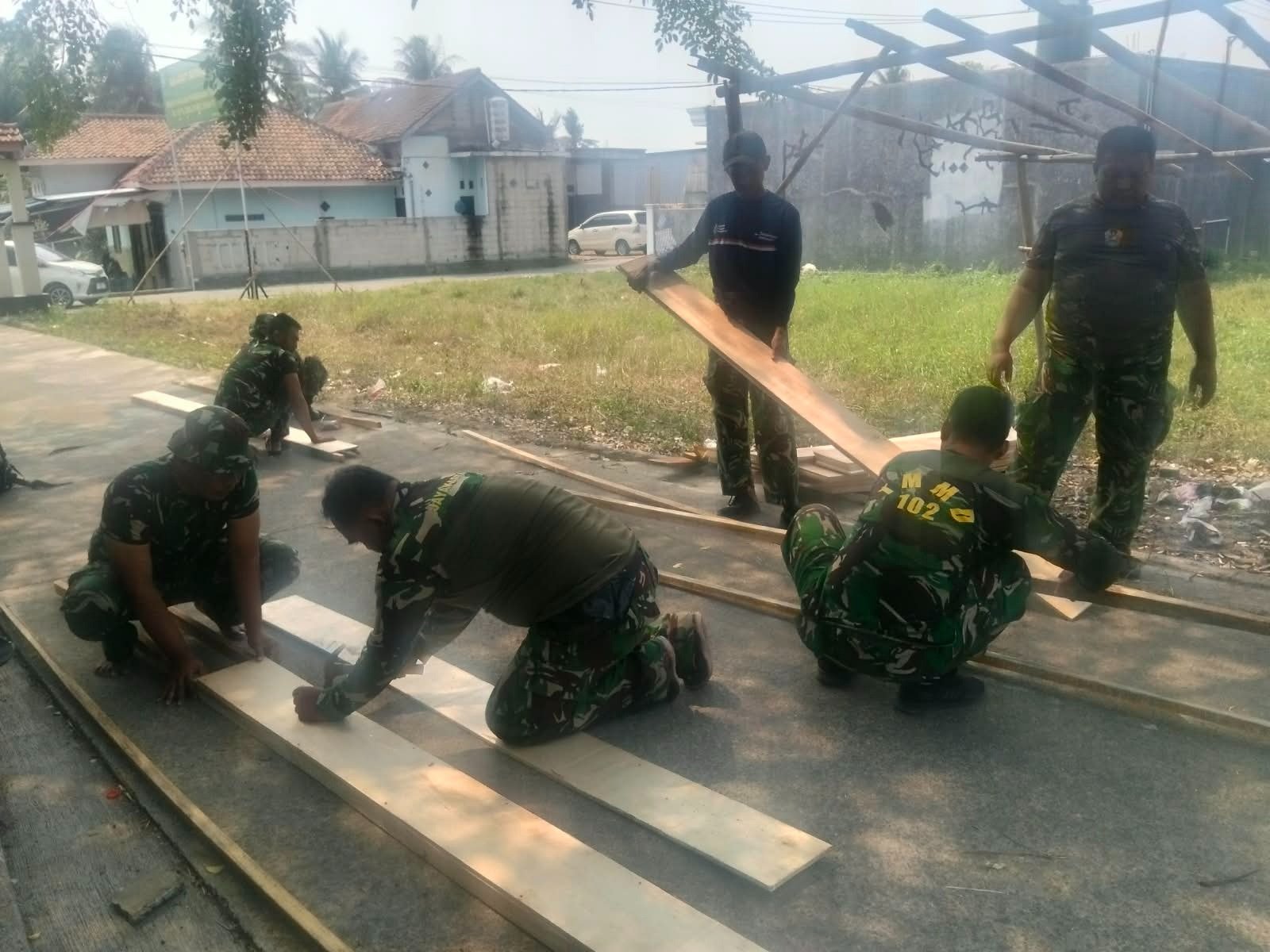 Proses Pembuatan Bekisting oleh Satgas TMMD ke-130 Perkuat Infrastruktur Desaku