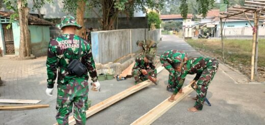 Kerja Bersama Satgas TMMD Ke-130 Optimalkan Pembuatan Bekisting untuk Kualitas Konstruksi