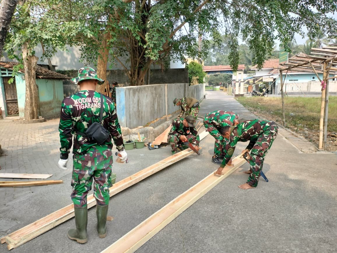 Kerja Bersama Satgas TMMD Ke-130 Optimalkan Pembuatan Bekisting untuk Kualitas Konstruksi