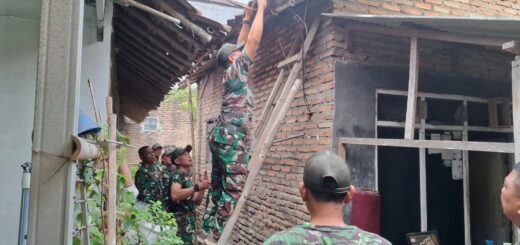 Kodim 0510/Tigaraksa Laksanakan Pembongkaran RTLH untuk Masyarakat Desa Sumur Bandung