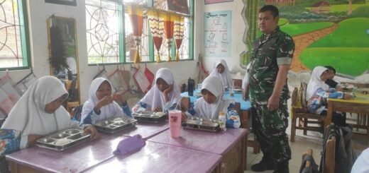 Babinsa Kodim 1420/Sidrap Berkontribusi pada Program Pemberian Nutrisi Anak