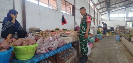 Anggota Koramil Baranti Lakukan Inspeksi Pasar untuk Cek Ketersediaan Sembako