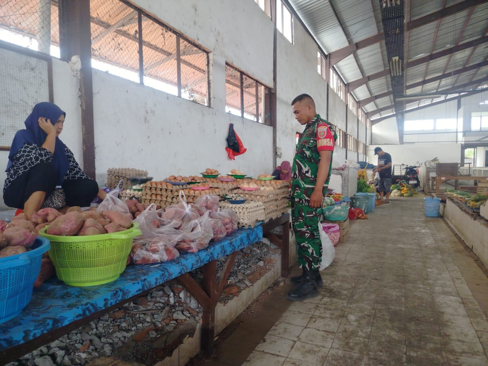 Anggota Koramil Baranti Lakukan Inspeksi Pasar untuk Cek Ketersediaan Sembako