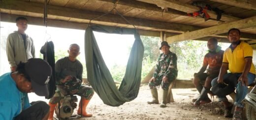 Satgas TMMD Kodim 1403/Palopo Ajak Warga Berbincang di Waktu Istirahat