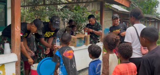 Warga dan TNI Bersinergi Membenahi Fasilitas Pendidikan di Papua