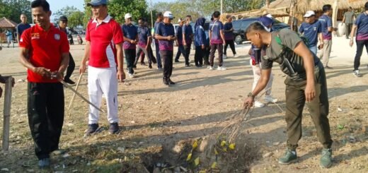 Kodim 1620/Loteng Bersama Warga Gelar Aksi Peduli Kebersihan Pantai Tanjung Aan