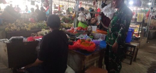 Babinsa Cirociroe Tinjau Kondisi Pasar dan Harga Sembako di Lawawoi