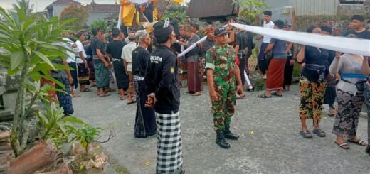 Keberadaan Babinsa Jegu Pastikan Kelancaran Upacara Pitra Yadnya di Banjar Sigaran