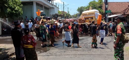 Babinsa dan Pecalang Jaga Keamanan Pengabenan Warga Semarapura Kangin
